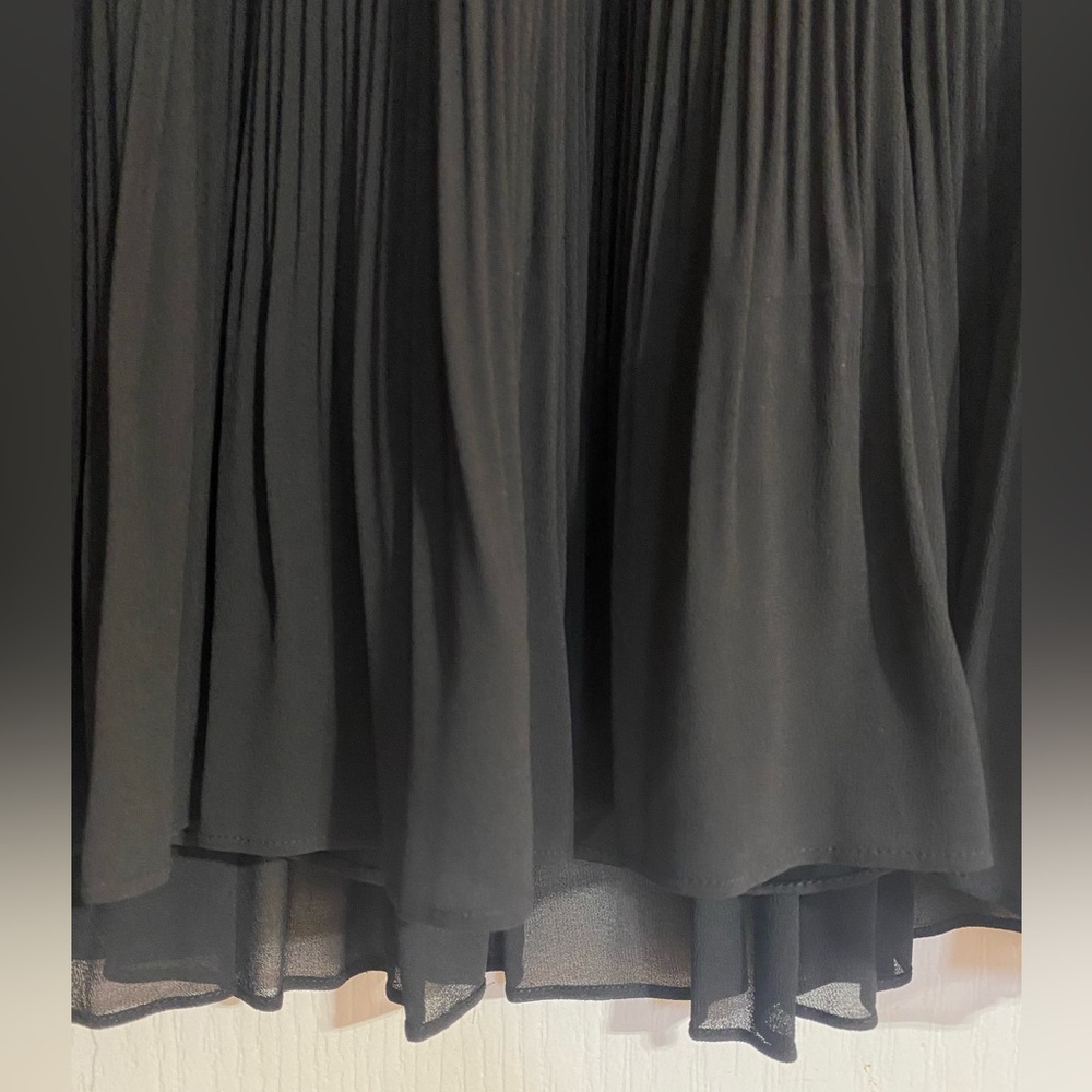 NWT Torrid Pleated Stretchy Elastic Waist Mini Black Cute Flowy Fancy Skirt - Picture 3 of 4